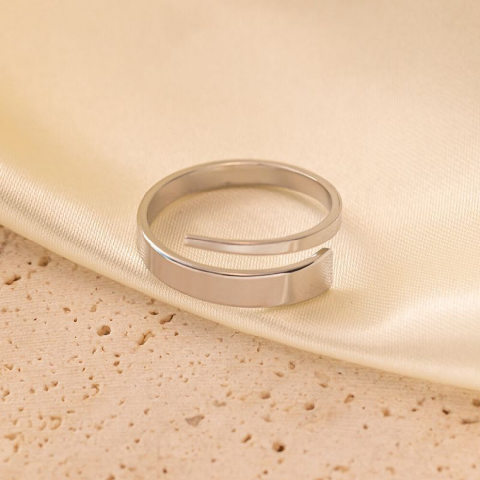 Серебристое спиральное кольцо из широкой стальной полосы CJH16082