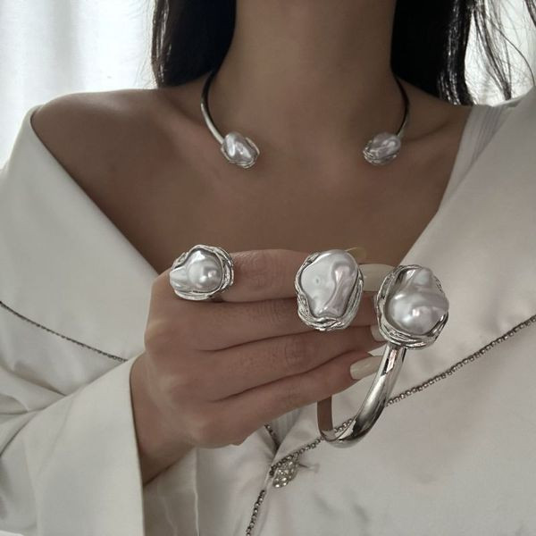 Колье-обруч серебристое с крупными жемчужными наконечниками CJL61326
