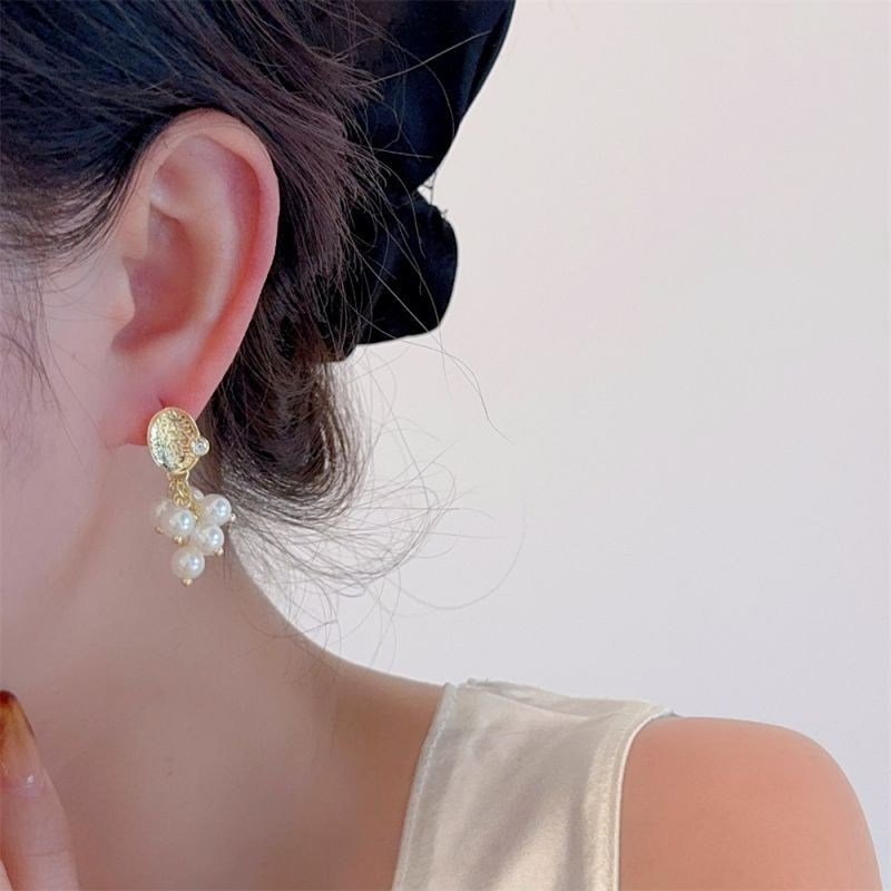 Объемные серьги пусеты из гроздей мелкого жемчуга CJL14704