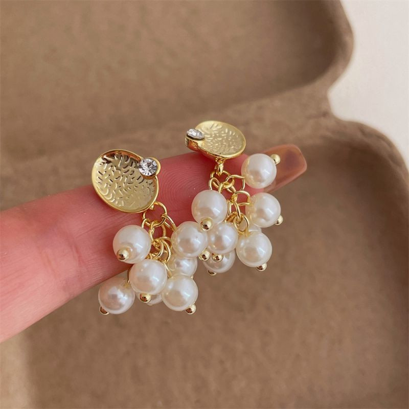 Объемные серьги пусеты из гроздей мелкого жемчуга CJL14704