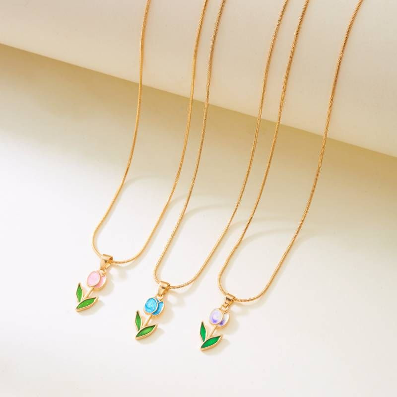 Золотистая цепочка с нежной эмалевой подвеской-тюльпаном CJT06756