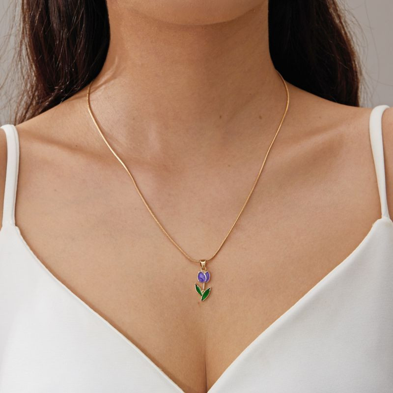 Золотистая цепочка с нежной эмалевой подвеской-тюльпаном CJT06756