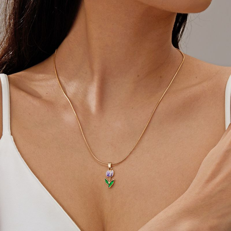 Золотистая цепочка с нежной эмалевой подвеской-тюльпаном CJT06756