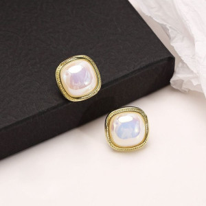 Золотистые серьги-пусеты Квадраты с перламутром и серебряным гвоздиком 1J10394CJJ Золотистые серьги-пусеты Квадраты с перламутром и серебряным гвоздиком 1J10394CJJ