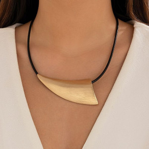 Золотистое колье изогнутой формы на темном шнурке CJJ31305
