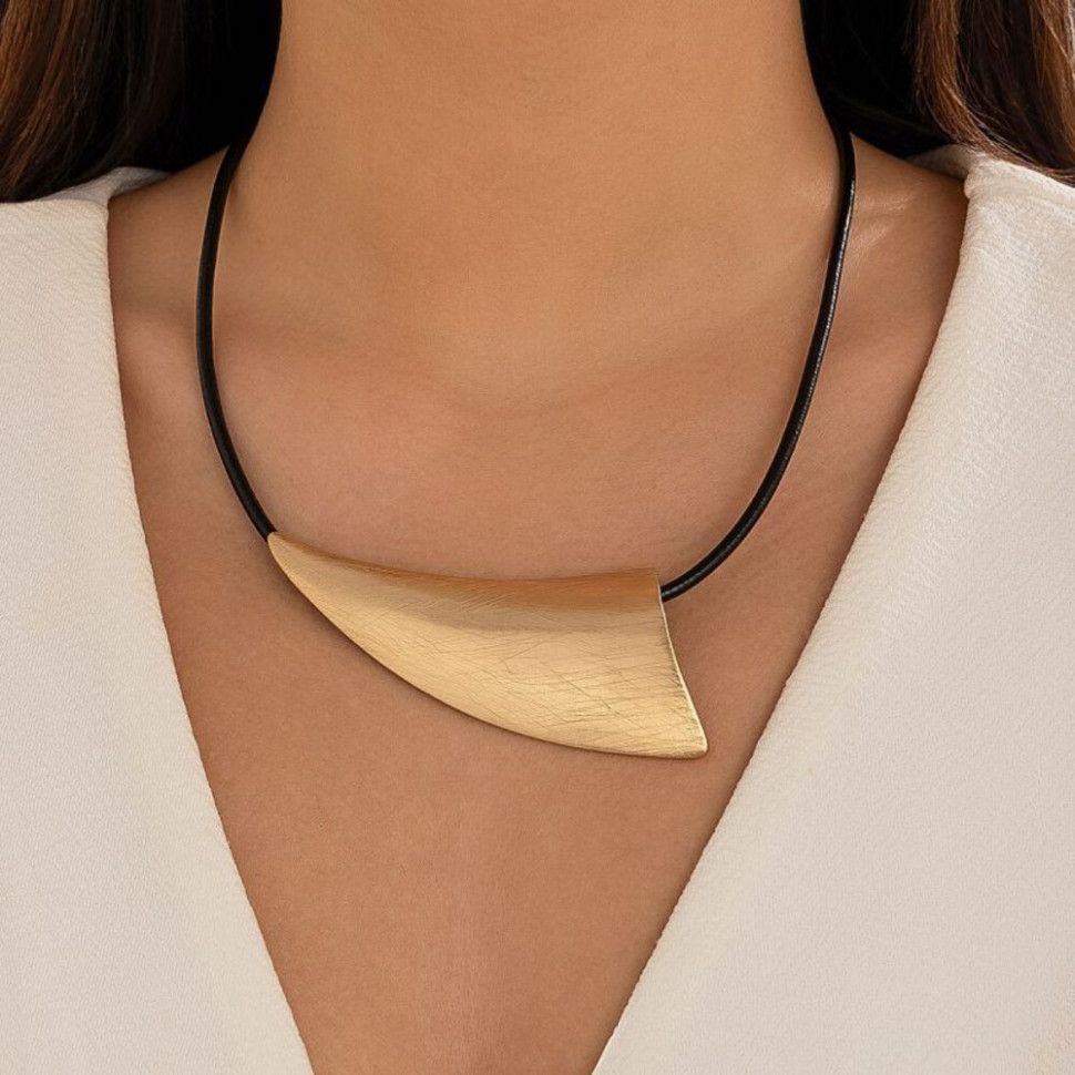 Золотистое колье изогнутой формы на темном шнурке CJJ31305