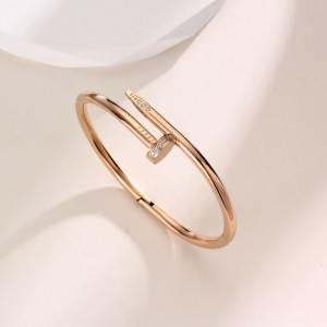 Браслет жесткий в форме изогнутого гвоздя CJN79485