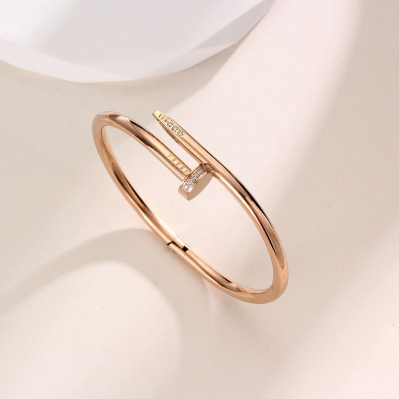 Браслет жесткий в форме изогнутого гвоздя CJN79485