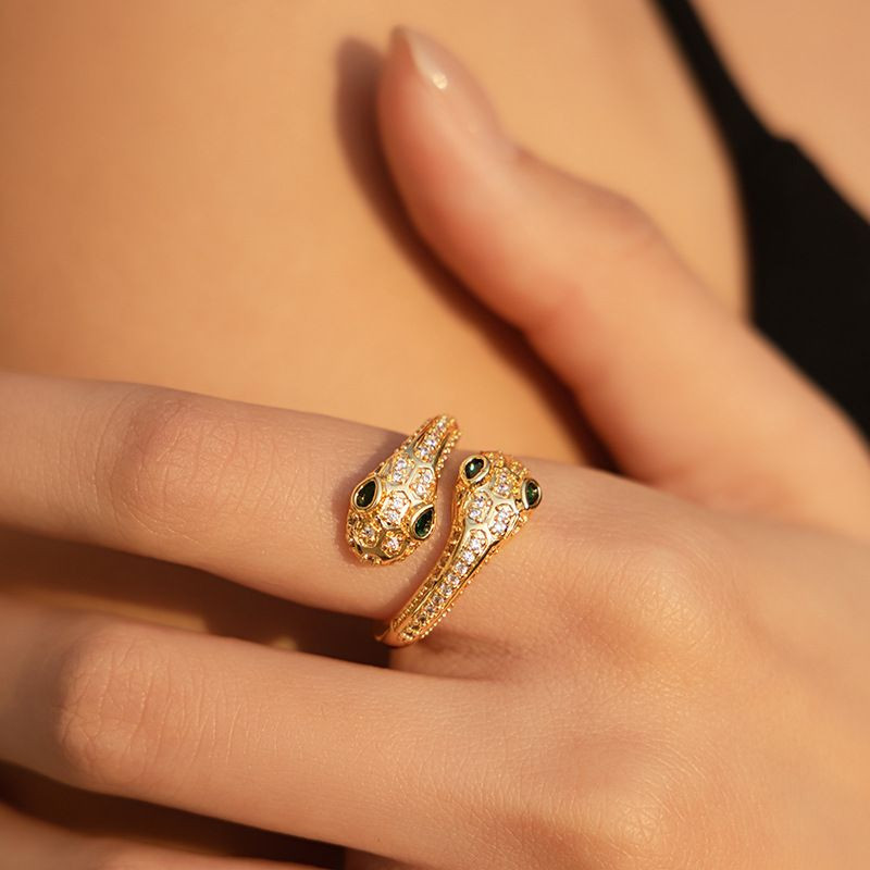 Кольцо в виде обвивающей змеи с акцентными глазами 1J11977CJJ Кольцо в виде обвивающей змеи с акцентными глазами 1J11977CJJ