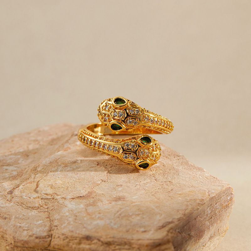 Кольцо в виде обвивающей змеи с акцентными глазами 1J11977CJJ Кольцо в виде обвивающей змеи с акцентными глазами 1J11977CJJ