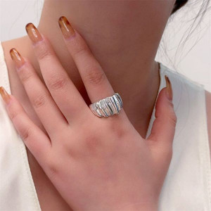 Широкое фактурное кольцо с эффектом многослойных нитей CJL47323