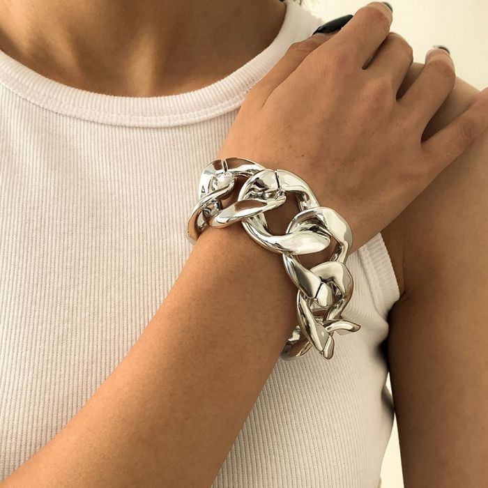 Браслет из очень крупных золотистых звеньев CJM58623