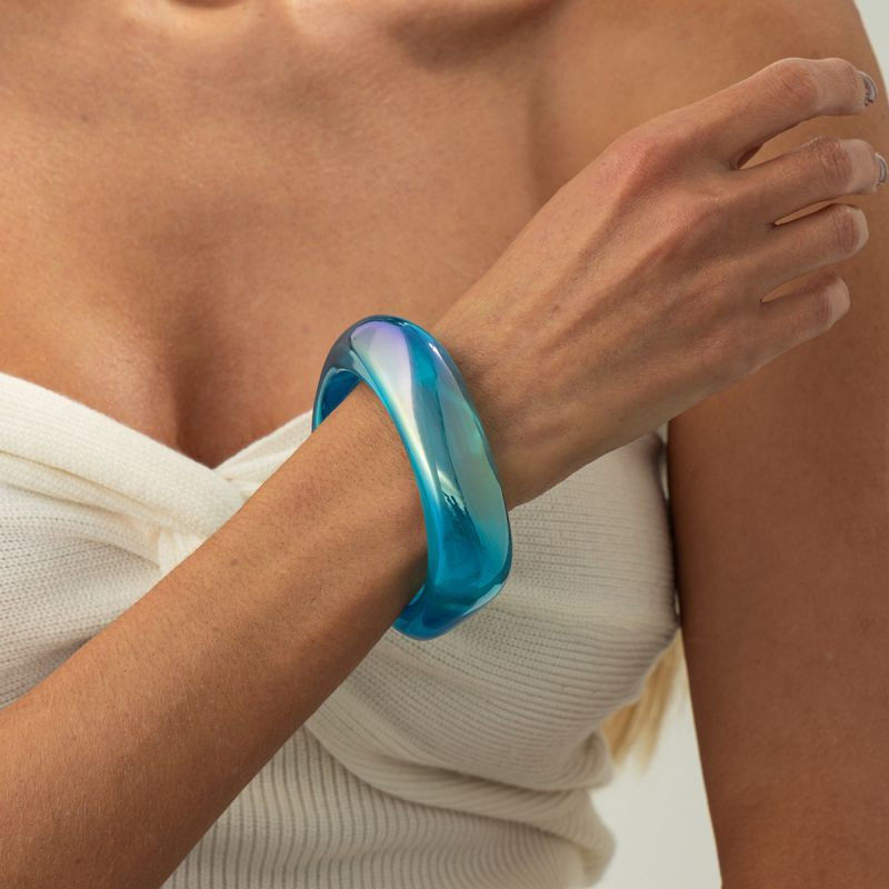 Браслет жесткий из радужного прозрачного акрила CJS98345 Браслет жесткий из радужного прозрачного акрила CJS98345