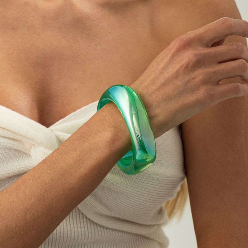 Браслет жесткий из радужного прозрачного акрила CJS98345 Браслет жесткий из радужного прозрачного акрила CJS98345