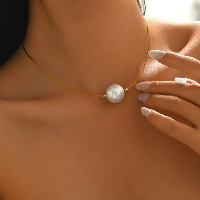 Минималистичный чокер на тонкой цепочке с крупной жемчужиной CJT17545