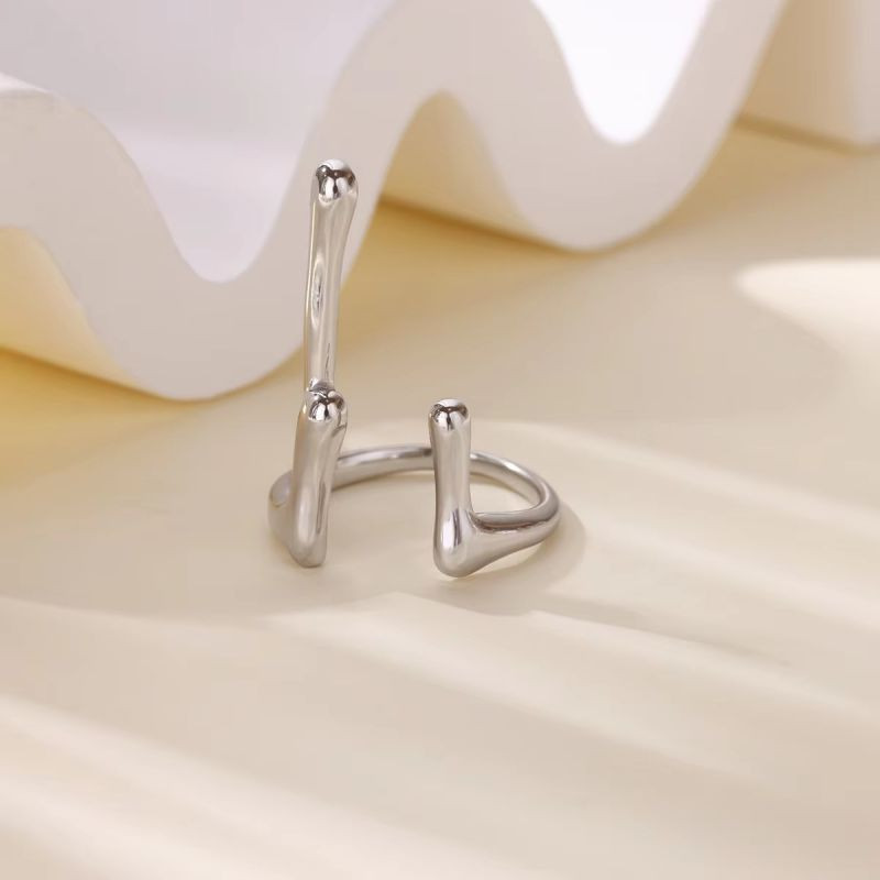 Разомкнутое кольцо из пересекающихся тонких линий CJN82576