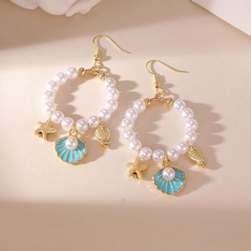 Золотистые серьги-кольца с жемчугом и морскими подвесками CJP62364