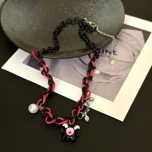 Игривое ожерелье с плетеным шнурком и зайцем CJD68634