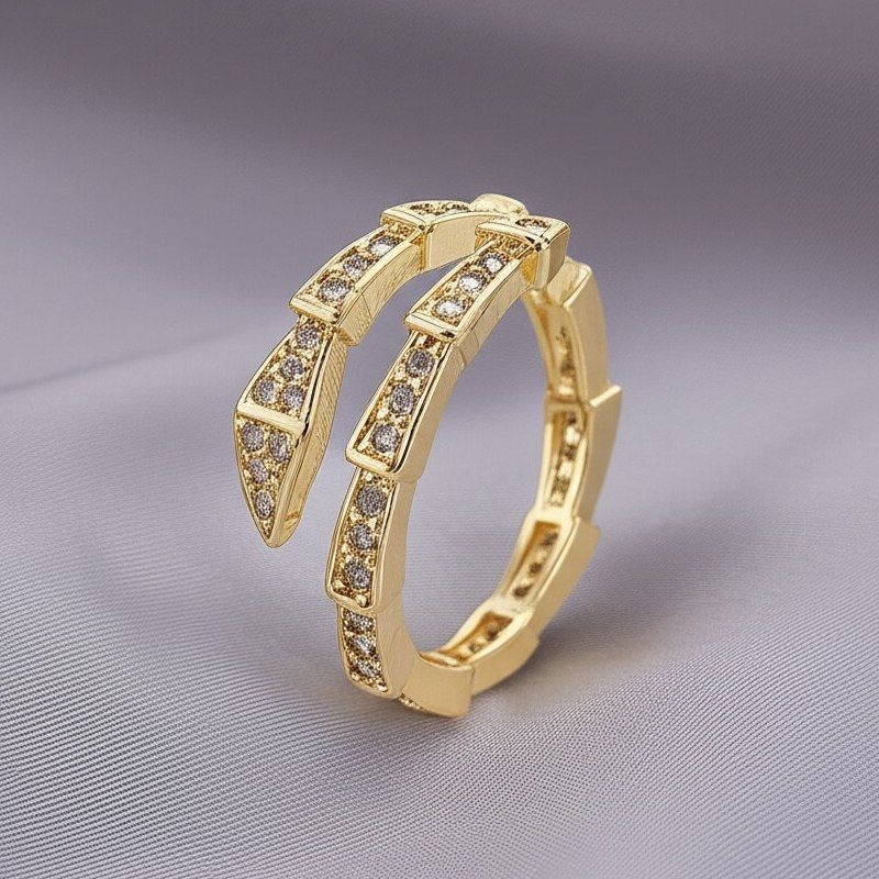 Золотистое разомкнутое кольцо с головой змеи и стразами 1J11978CJJ