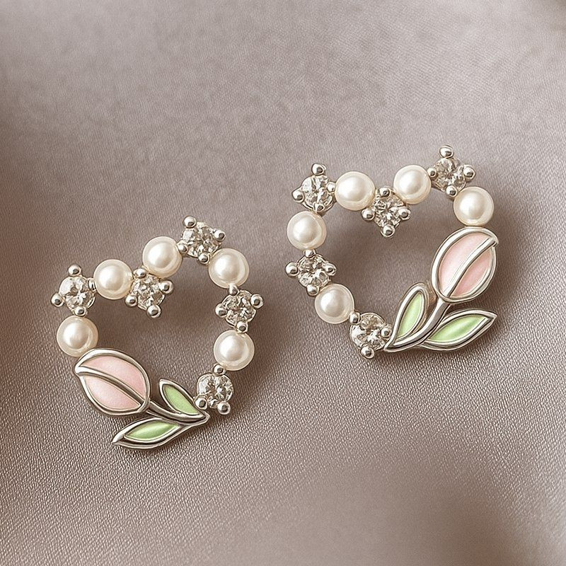 Серьги пусеты в форме сердец с жемчугом и эмалевыми цветами 1J12092CJJ