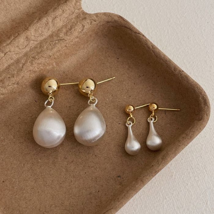 Минималистичные серьги пусеты с маленькими жемчужными каплями CJL14706