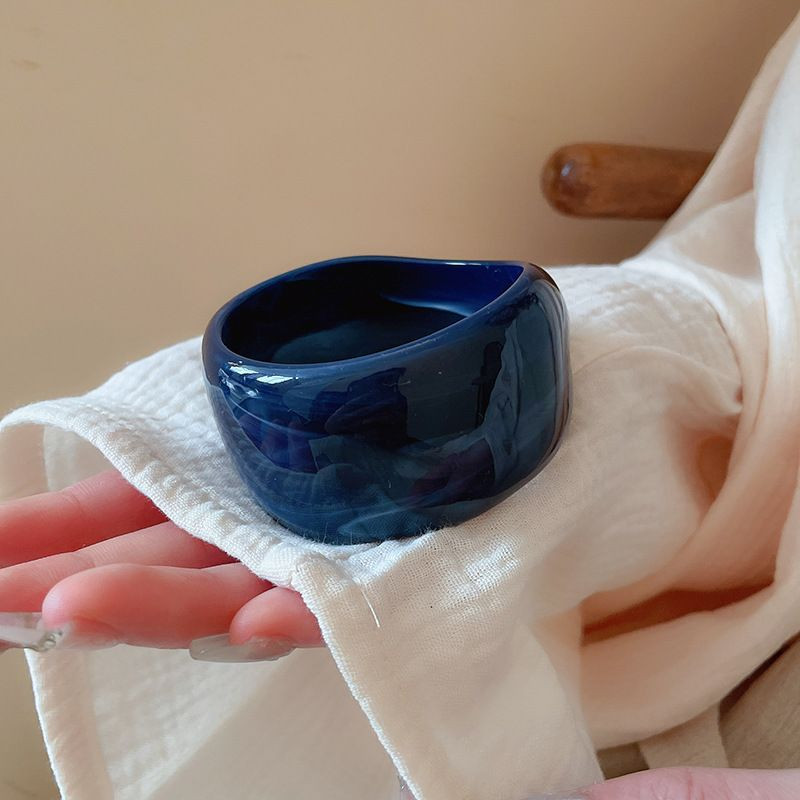 Браслет жесткий объемный из полупрозрачного акрила CJM04637