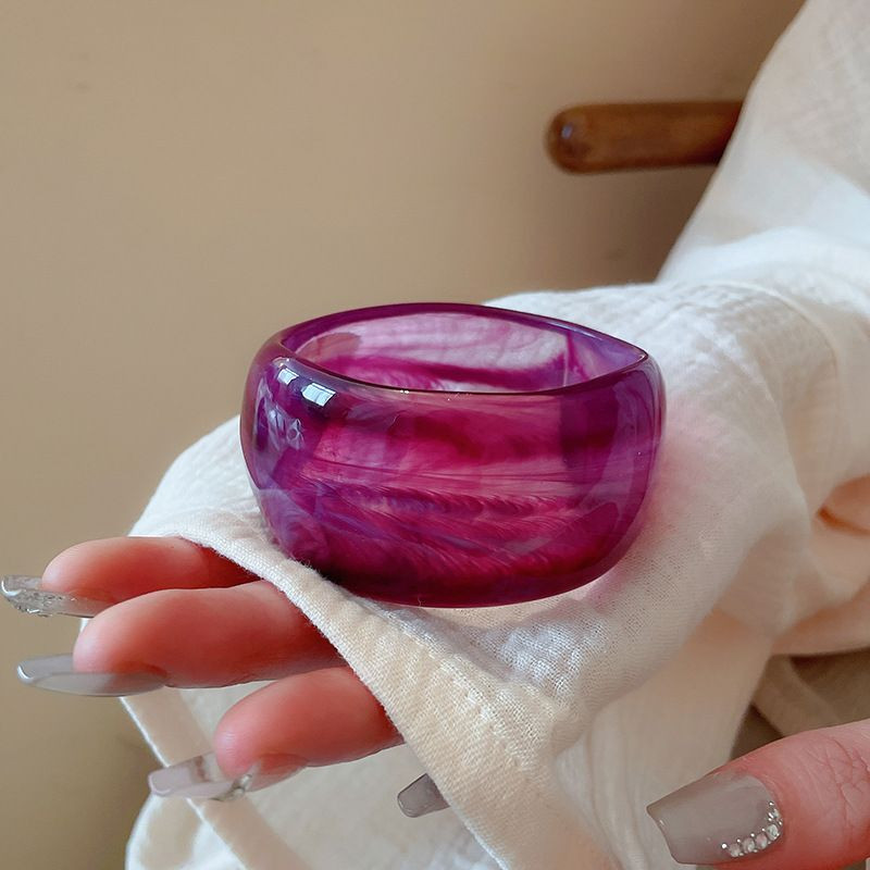 Браслет жесткий объемный из полупрозрачного акрила CJM04637