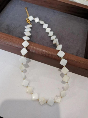 Асимметричное колье из квадратных и круглых перламутровых пластин 1J11326CJJ