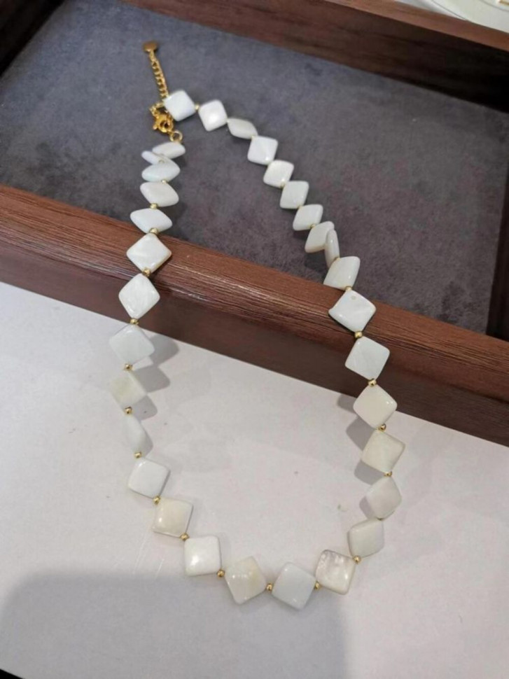 Асимметричное колье из квадратных и круглых перламутровых пластин 1J11326CJJ