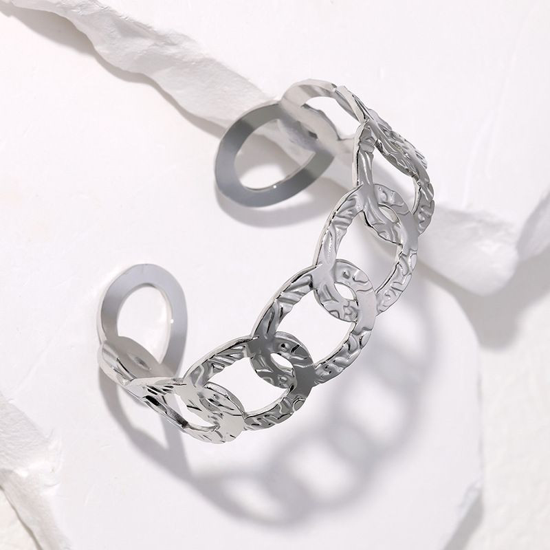 Браслет жесткий массивный с имитацией крупных звеньев CJN40419