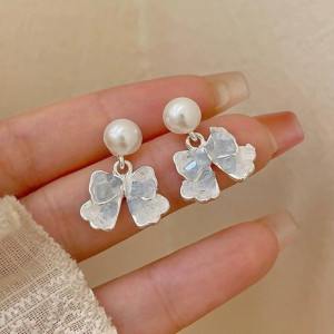 Серьги пусеты в форме бантов с перламутровым блеском CJH50171