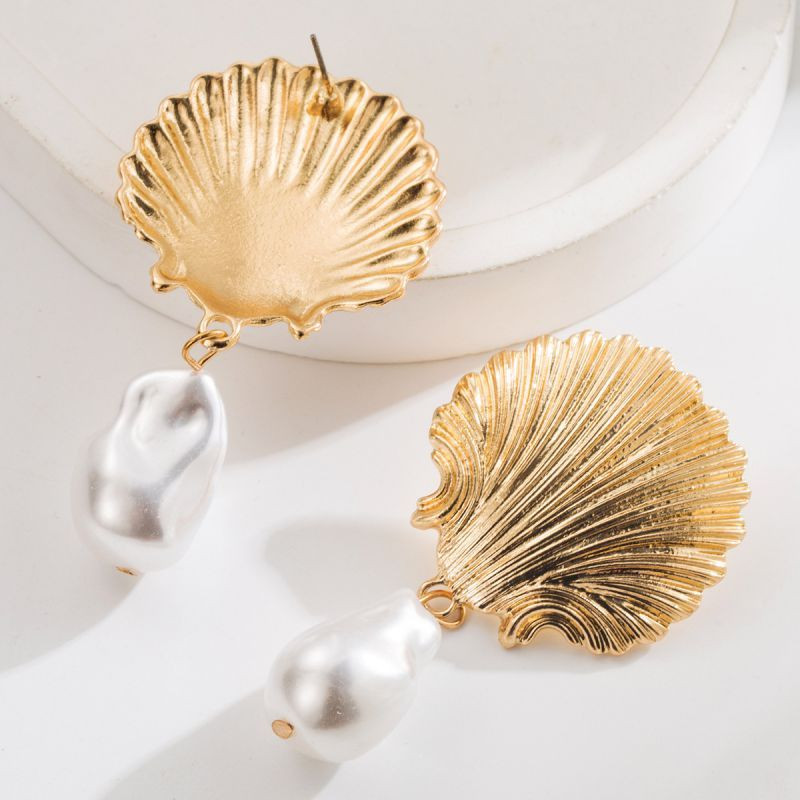 Крупные золотистые серьги в форме раковин с жемчугом CJN97822 Крупные золотистые серьги в форме раковин с жемчугом CJN97822