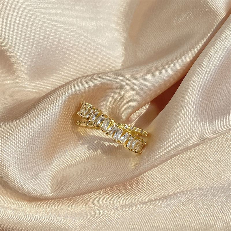 Двойное разомкнутое кольцо с дорожками прямоугольных фианитов CJG58444 Двойное разомкнутое кольцо с дорожками прямоугольных фианитов CJG58444