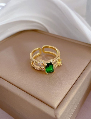 Массивное кольцо с изумрудным камнем и фианитами U76939