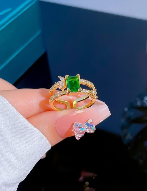 Массивное кольцо с изумрудным камнем и фианитами U76939