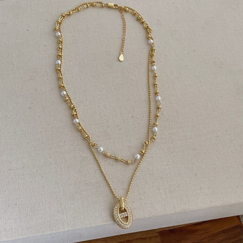 Многослойное серебристое колье с жемчужной подвеской в оправе CJP97369