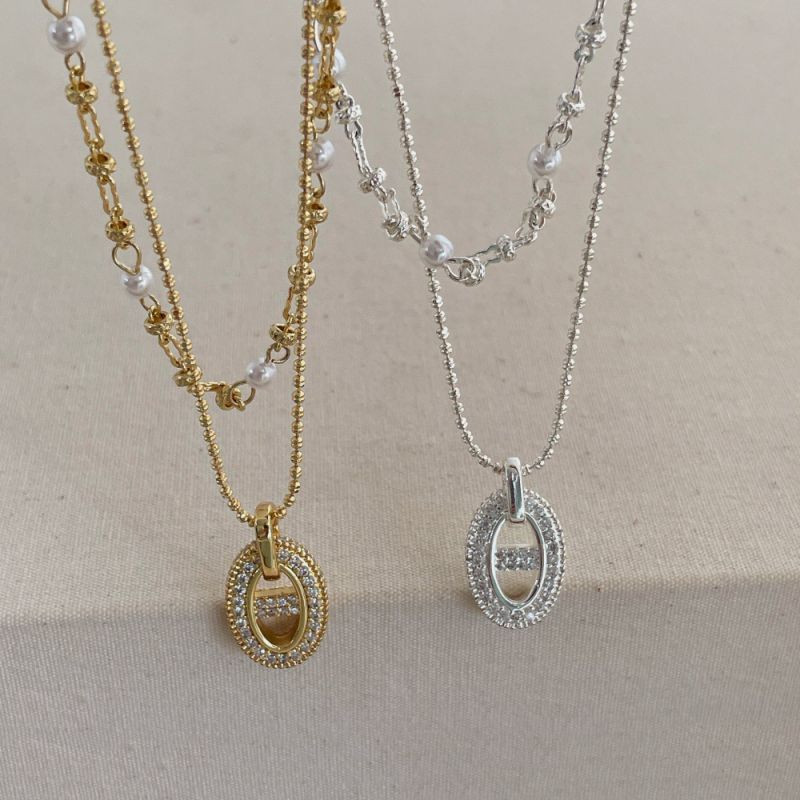 Многослойное серебристое колье с жемчужной подвеской в оправе CJP97369