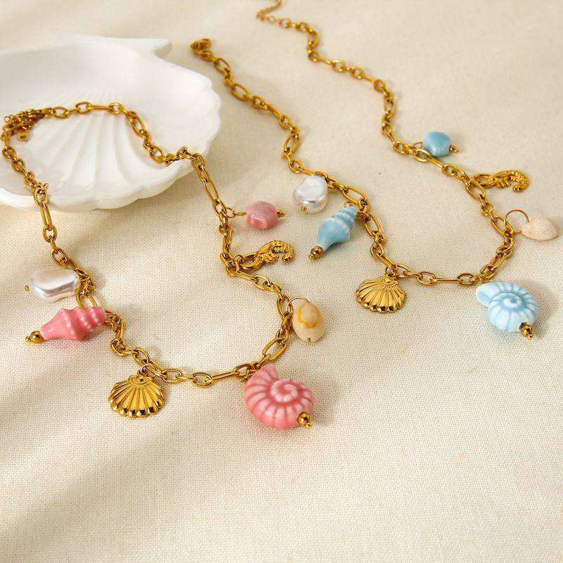 Золотистое колье в морском стиле с ракушками и цветами CJP80039 Золотистое колье в морском стиле с ракушками и цветами CJP80039