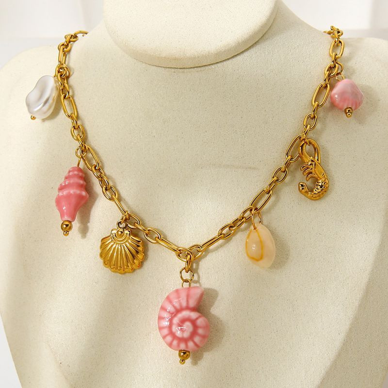 Золотистое колье в морском стиле с ракушками и цветами CJP80039 Золотистое колье в морском стиле с ракушками и цветами CJP80039