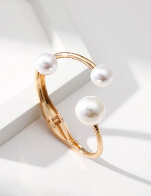 Разомкнутое кольцо с тремя жемчужинами R60602 Разомкнутое кольцо с тремя жемчужинами R60602