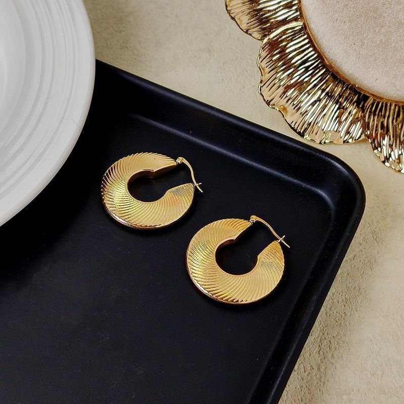 Широкие золотистые серьги-кольца с плоским профилем и узором CJD94392 Широкие золотистые серьги-кольца с плоским профилем и узором CJD94392