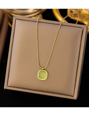 Золотистая цепочка с квадратным кулоном и вставкой цвета молодой зелени J10103CJJ