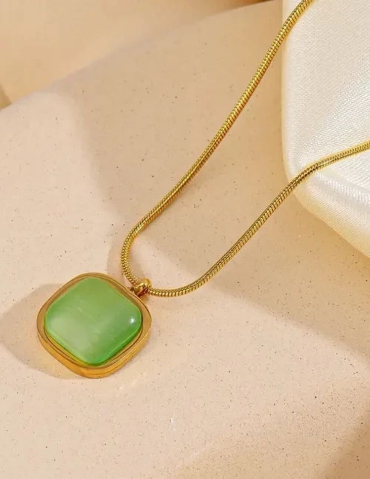 Золотистая цепочка с квадратным кулоном и вставкой цвета молодой зелени J10103CJJ
