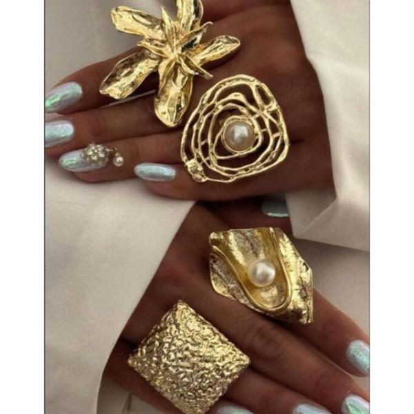 Сет массивных золотистых колец с жемчугом и фактурой CJK90977
