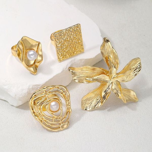 Сет массивных золотистых колец с жемчугом и фактурой CJK90977