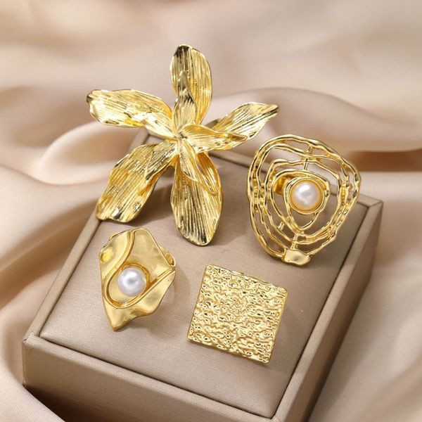 Сет массивных золотистых колец с жемчугом и фактурой CJK90977