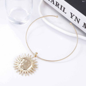 Колье-обруч тонкое золотистое с подвеской в форме солнца CJL69479 Колье-обруч тонкое золотистое с подвеской в форме солнца CJL69479
