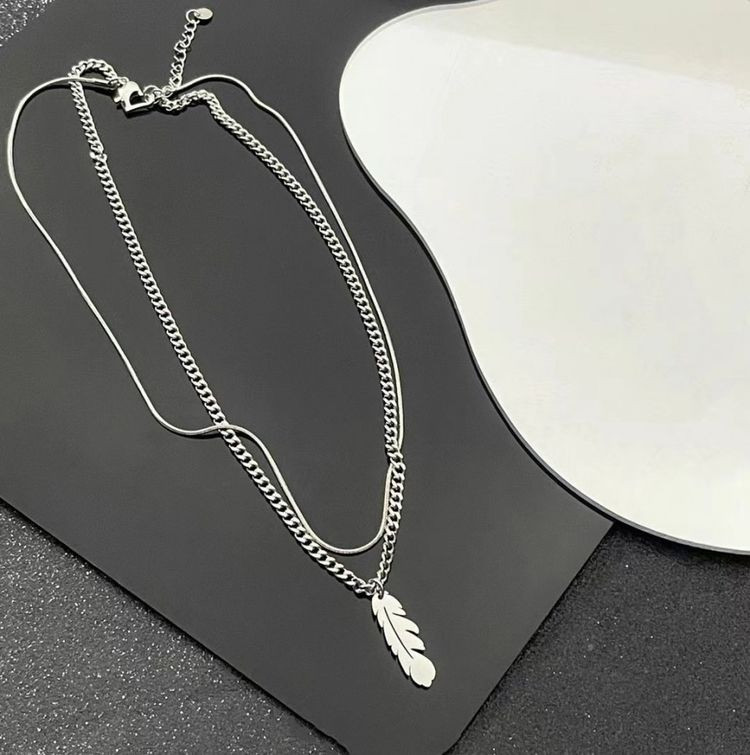Многослойная цепочка с кулоном в виде изящного пера J10971CJJ