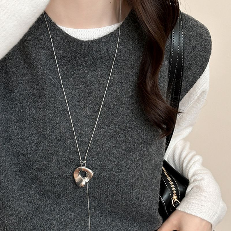 Длинная цепочка с подвеской-кольцом и декоративными элементами CJT18844