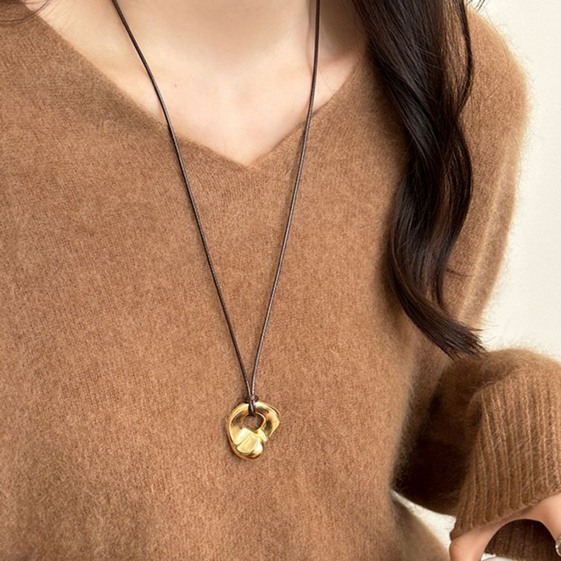 Длинная цепочка с подвеской-кольцом и декоративными элементами CJT18844